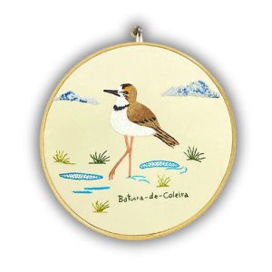 Quadro Bastidor Batuíra-de-coleira – Tamanho 25 cm Bordado à Mão