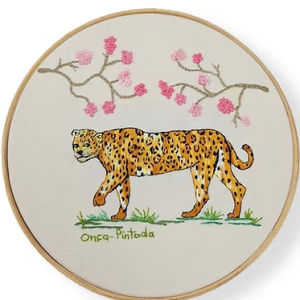 Quadro Bastidor Onça Pintada – Tamanho 25 cm bordado à mão