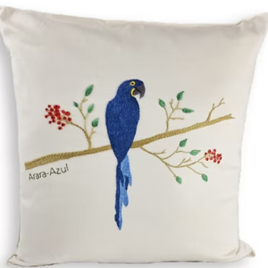 Capa de almofada Arara Azul – 45×45 bordada à mão