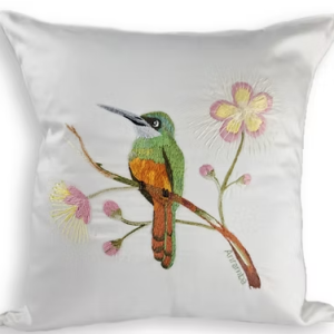 Capa de almofada Ariramba na Flor do Pequi – 45×45 bordada à mão