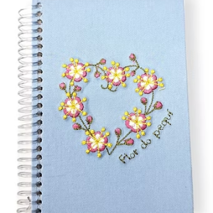 Caderno Flor do pequi cor azul bordado digital – tamanho 16×11